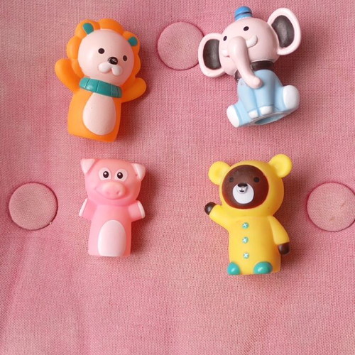 Plastic finger puppets like new, pack of 4 pieces