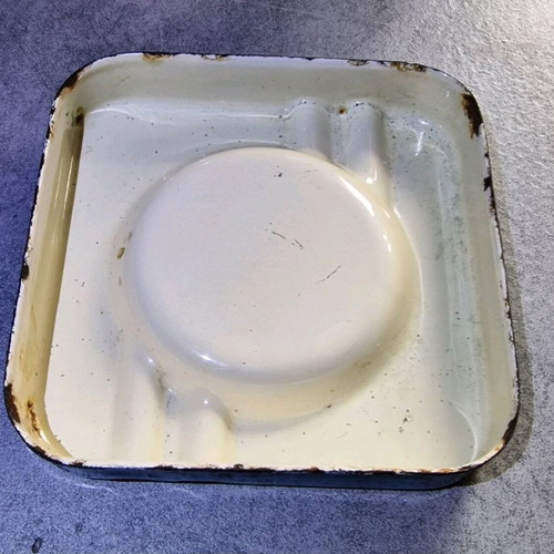Enameled ashtray used, old and beautiful, size 12x12
