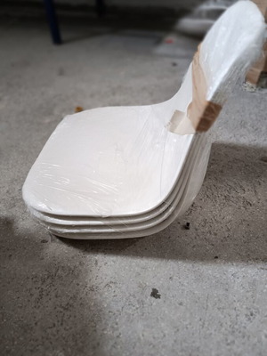 Σετ 4 λευκές καρέκλες design τύπου Eames με ξύλινα πόδια, σαν καινούργιο