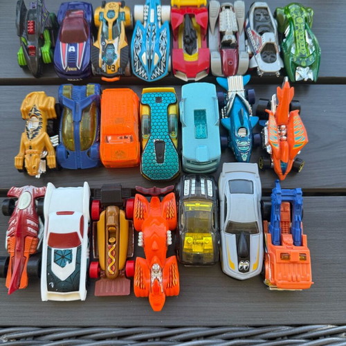 Hot Wheels collection of 24 cars like new