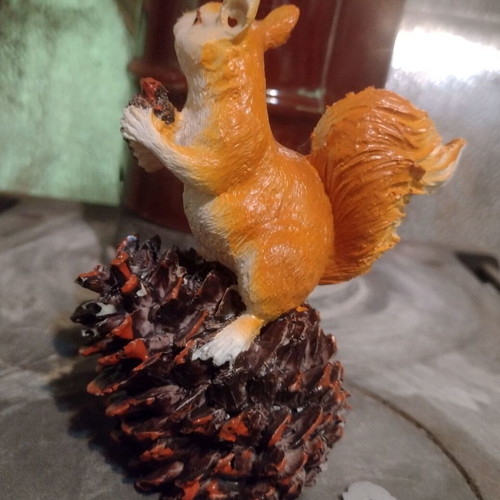 Squirrel with pine cone new 3D garden decoration