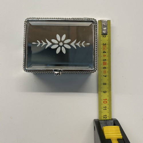 Vintage jewelry box like new with silver floral design