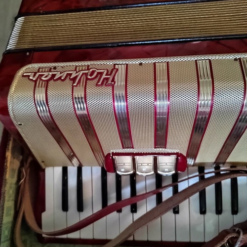 Hohner Vintage Student IVM Accordion like new with original case