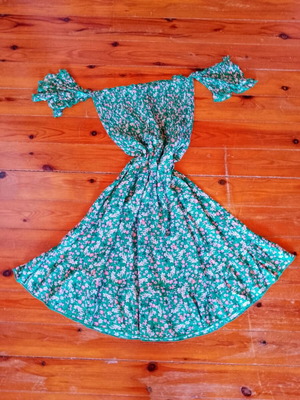 Green floral dress like new with ruffled sleeves and waist smocking