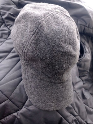 Флийс сива шапка употребявана с счупена козирка