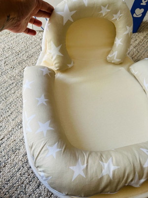 Kikka Boo Baby Nest μαξιλάρι memory foam καινούργιο, αστέρια μπεζ 60x40εκ.