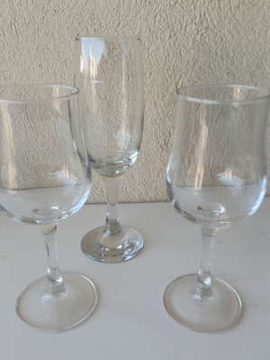 Set of 3 stemmed glassware for wine and champagne