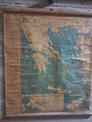 Ιστορικός παραστατικός χάρτης Ελλάδος μεταχειρισμένος, vintage 1950-1970 με ξύλινα στηρίγματα