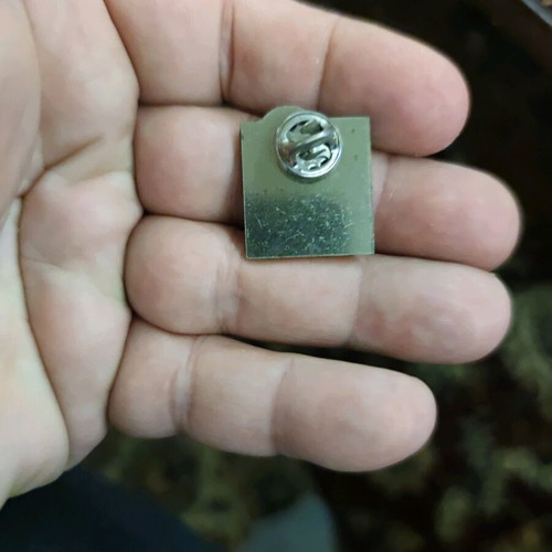 Philip Morris pin like new collectible