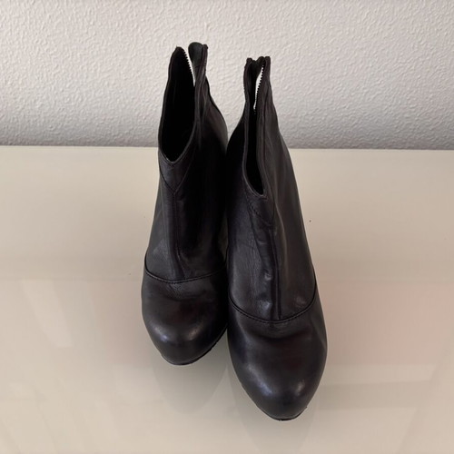 Black leather ankle booties size 38 with stiletto heel like new
