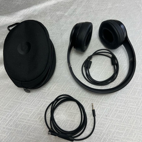 Beats Solo3 Wireless headphones used with case and cables
