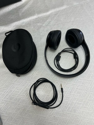 Beats Solo3 Wireless headphones used with case and cables