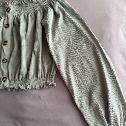 H&M crop top like new, green, off-shoulder with unique sleeves