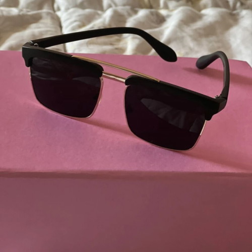 Black sunglasses like new with black frame