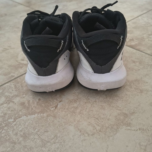 Under Armour basketball shoes like new, size 39-40, black and white