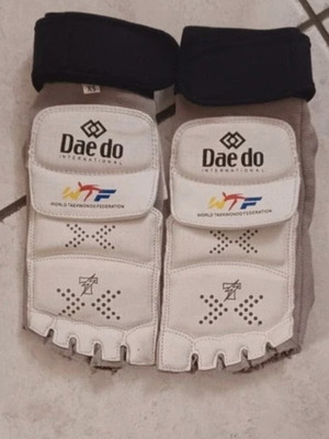Taekwondo e-foot protector for gen 2 socks like new, size 36-37