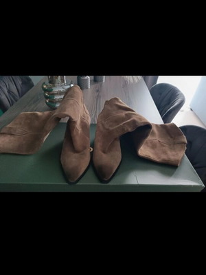 Knee-high boots like new, size 39
