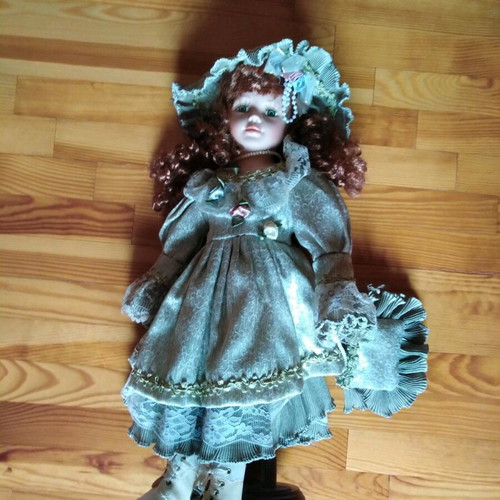 Porcelain doll with green eyes like new