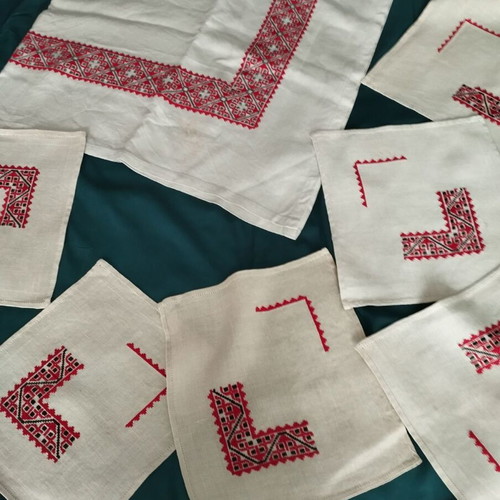 Tablecloth used 160x160 and six napkins 30x28