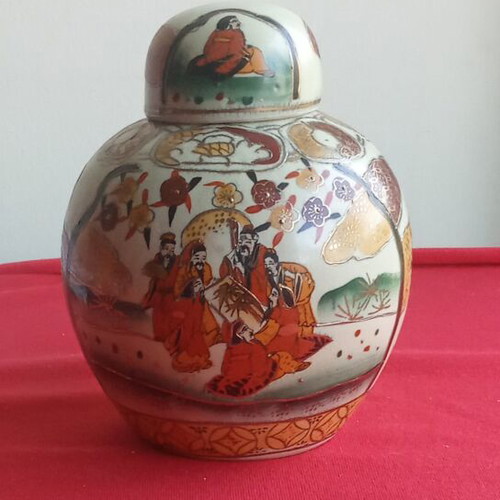 Vintage Chinese porcelain ginger jar with lid