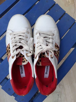 Athletic shoes used size 38, white and brown