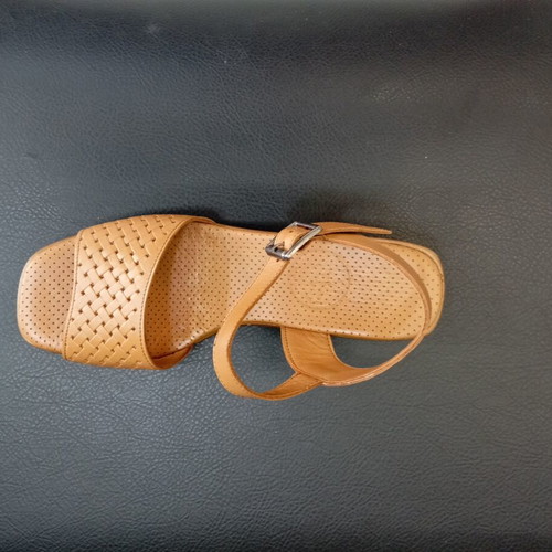 Leather sandals with low heel and soft leather sole
