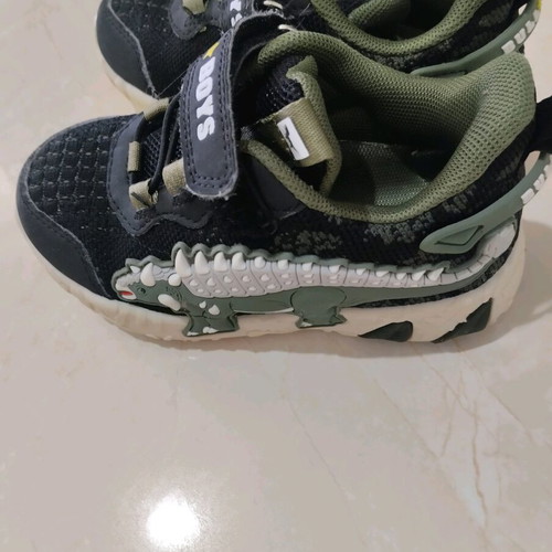 Bull Boys athletic shoes size 27 like new with lights black green