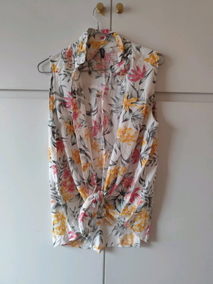 H&M Divided sleeveless shirt with tropical floral print like new