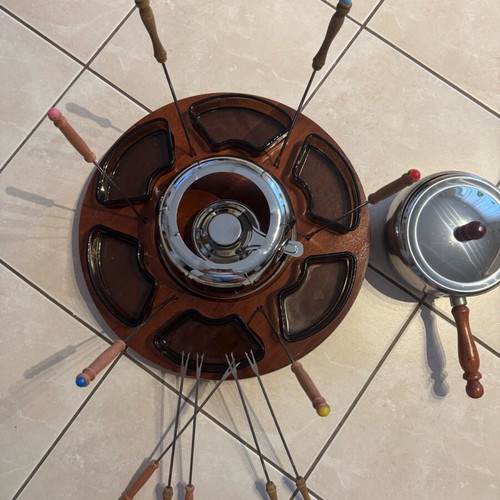 Fondue set like new with wooden base and 11 forks