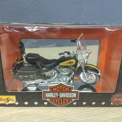 Maisto Harley-Davidson FLSTC Heritage Softail Classic 1/18 scale model