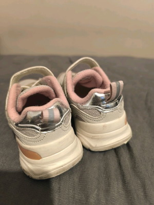 Παιδικά αθλητικά Νο24 Zara σαν καινούργια, γκρι και ροζ