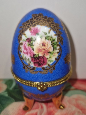 Limoge porcelain decorative egg like new