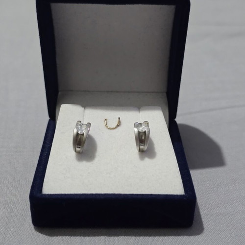 Silver earrings like new, vintage with velvet box