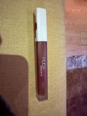 Huda Matte lipstick deep red unused