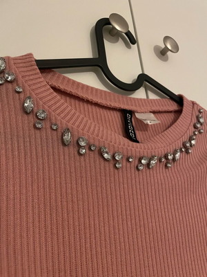 Pink crop top with stones on neckline H&M used, size M