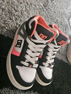 DC Athletic Shoes like new, size 32, black and orange