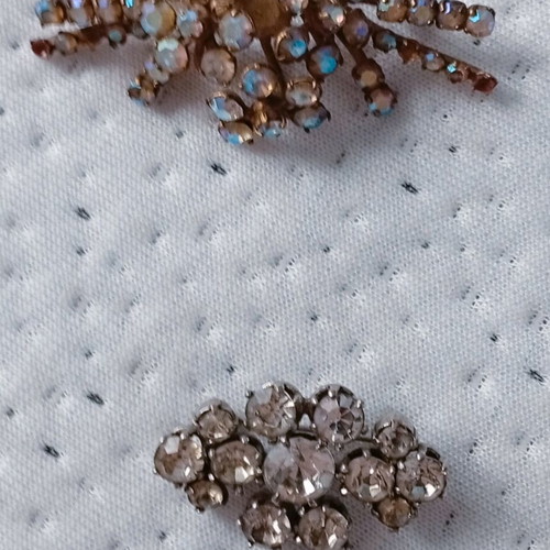 Vintage pins like new, gold and silver colors, set of two