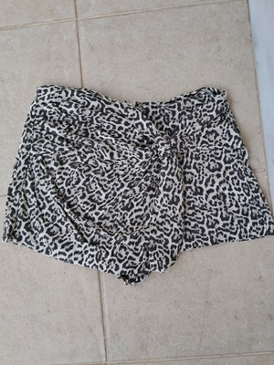 Stradivarius leopard shorts skirt size 40 like new