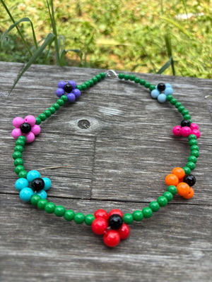 Beaded necklace in flower shape new