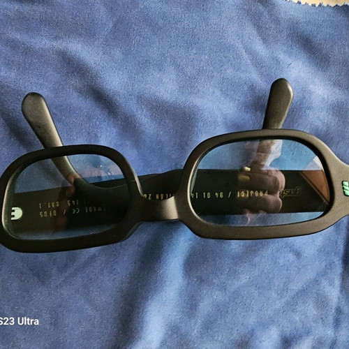 Sunglasses like new, black with green lens
