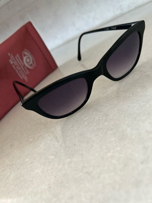 Vintage black sunglasses like new
