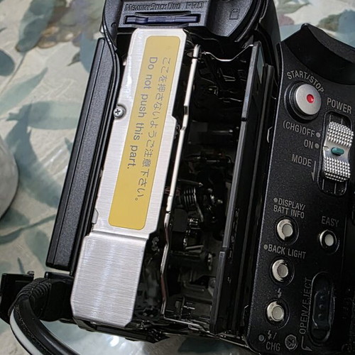 Sony DCR-PC1000E 3CMOS MiniDV 2.8 Megapixel Handycam Camcorder