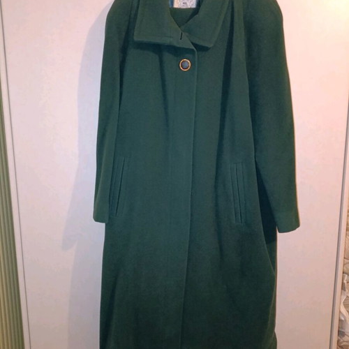 Long green Mal coat like new, 80% wool 20% nylon size 46