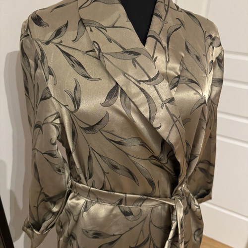 Elizabeth kimono robe size 46 satin with leaf pattern like new