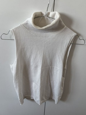 Sinsay sleeveless white top with turtleneck, size S