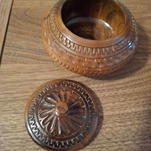 Woodcarving decorative vintage 80s like new with lid
