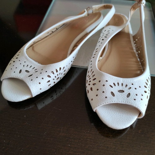 Beige embroidered flat sandals used, size 39