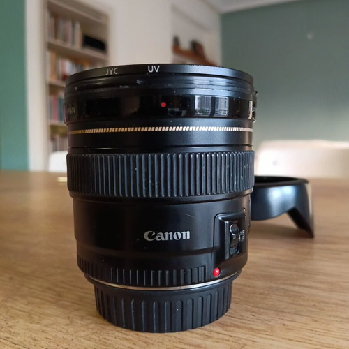 Canon 20mm 1:2.8 USM lens like new with UV filter and Parasoileil