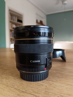 Canon 20mm 1:2.8 USM lens like new with UV filter and Parasoileil