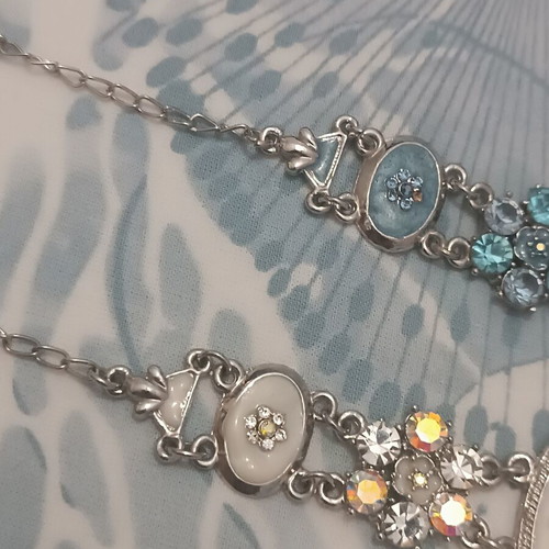 Set of 2 women's vintage style bracelets, blue and white